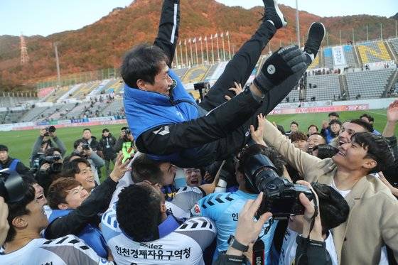 2019년 K리그 최종전에서 1부 잔류를 확정한 인천 선수들이 유상철 감독을 헹가래 치고 있다. [연합뉴스]