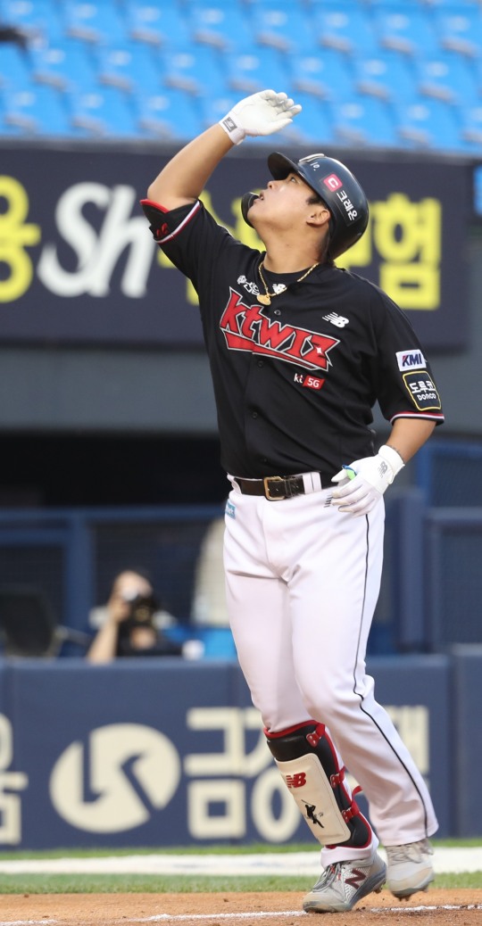 kt 강백호가 한화와의 대전경기에서 시즌 첫 연타석 홈런을 날리며 팀을 3연승으로 이끌었다.[자료사진]