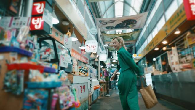 스포티파이 TV광고의 한 장면. 한국의 전통시장이 배경이다. /사진=스포티파이 유튜브