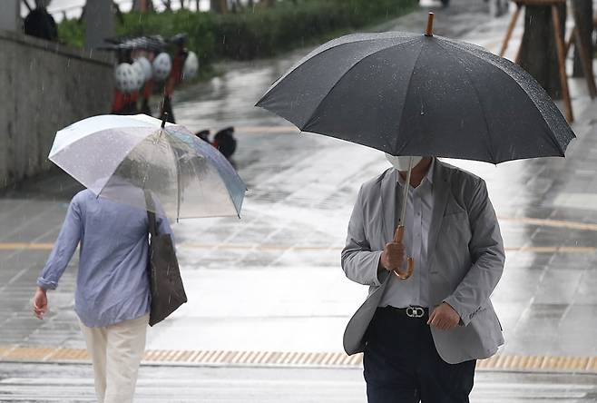 26일은 전국이 대체로 흐리고 일부 지역에 비가 내린다. 사진은 지난 22일 서울 강남구 역삼동 인근에서 시민들이 우산을 쓴 채 걷는 모습. /사진=뉴스1