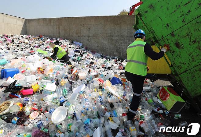 경기도 수원시 영통구 수원시자원순환센터에서 재활용을 앞둔 플라스틱 용기들이 쌓여있다. /사진=뉴스1