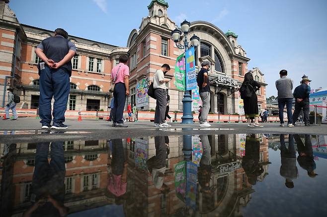 서울역 광장에 마련된 임시선별검사소를 찾은 시민들이 검체 검사를 기다리고 있다. [연합]