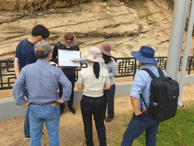 국가지질공원 후보지 실사단이 의성 제오리 공룡발자국 발견지에서 현장심사하고 있다. (사진=의성군 제공) *재판매 및 DB 금지