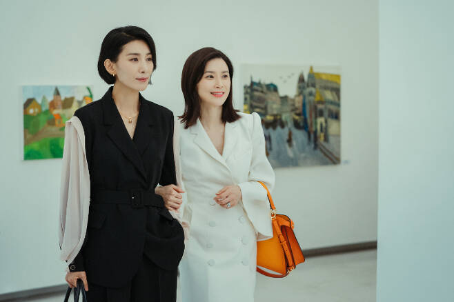 tvN 토일드라마 '마인'의 주인공인 정서현(김서형 분, 왼쪽)과 서희수(이보영 분),  tvN '마인' 제공