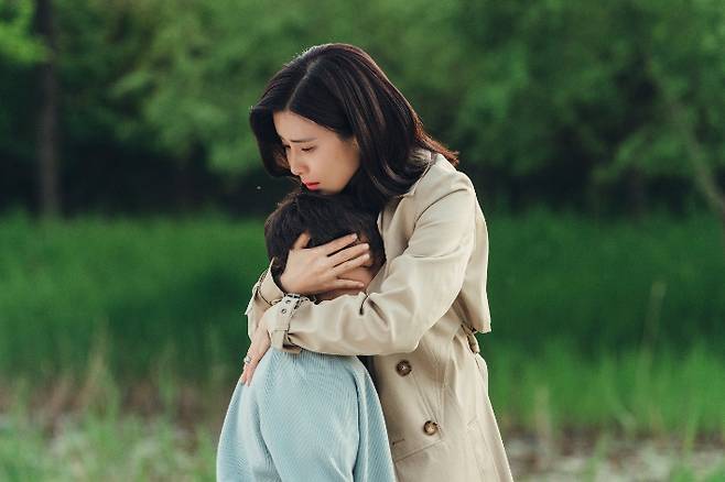 tvN 토일드라마 '마인'에서 열연 중인 한하준(정현준 분, 왼쪽)과 서희수(이보영 분), tvN '마인' 제공