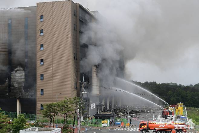 지난 18일 경기 이천시 쿠팡 덕평물류센터 화재 현장에서 소방관들이 진화작업을 하는 모습. 이한형 기자