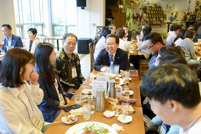 허석 시장과 직원들이 구례 자연드림파크에서 직원소통 교육 참석후 뒤풀이를 하고 있다. 사진은 2019년 5월 모습.