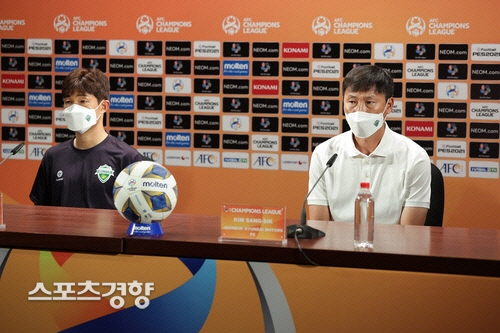 치앙라이전 종료 후 기자회견에 참석한 김상식 감독(오른쪽)과 이승기. 한국프로축구연맹 제공