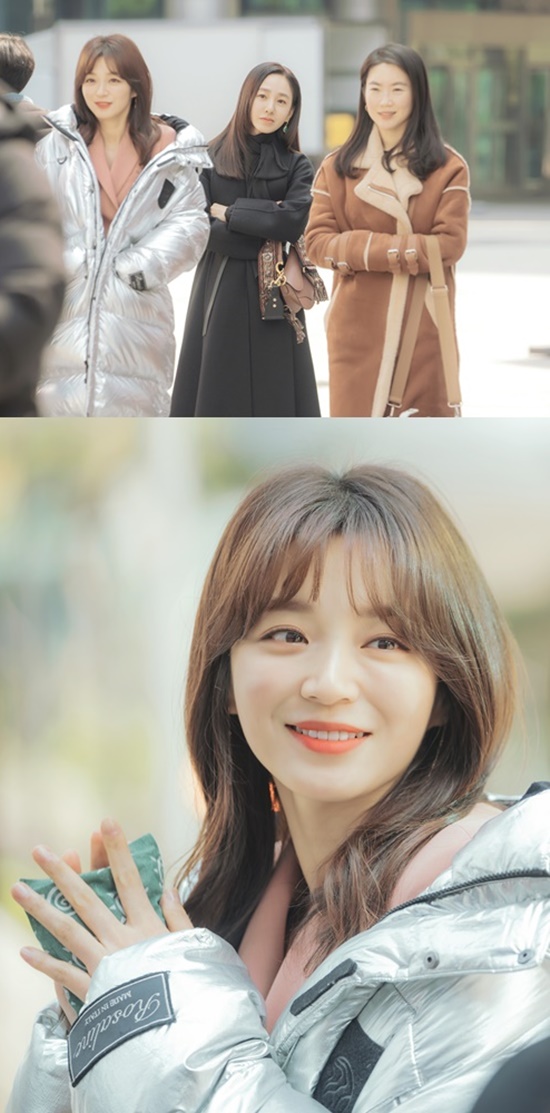 Marriage Lyric Divorce Composition 2 (hereinafter referred to as Girl 2) is a story about unimaginable misfortune to three charming heroines in their 30s, 40s and 50s, and a drama about the dissonance of couples seeking true love.Above all, in the last broadcast, Park Joo-Mi was happy to receive a foot massage from her husband, who is still a lover, without knowing the dual life of her husband, Lee Tae-gon.Amy then drew attention by saying that Shin Yu-shin, who was enjoying a horse riding date together, said that she could not break her family because of her child while she was jealous when Cho Woong (Yoon Seo-hyun) tried to introduce her to her.In this regard, Park Joo-Mi is caught witnessing Song Ji-in in silver padding, and it gives a sense of crisis.Safiyoung, who passed the movie theater near the station, finds padding like a Faith silver padding that is not common there and follows with a blade-like gaze.At this time, Amy in the silver padding of the problem looks at Safi Young with a clear smile.I wonder if Safiyoung will be able to notice the wind of Faith with the padding of Amy, and what kind of blue the meeting between the two will bring.The production team said, Park Joo-Mi and Song Ji-in are instinctive actors who permeate the energy they received in the field into the pole.I hope that Safi Young and Amy, who do not know each others existence at all, will have a spark of doubt due to the accidentally discovered padding, and expect the fifth broadcast on the 26th. The 5th episode of Marriage Lyric Divorce Composition 2 will be broadcast at 9 pm on the 26th.Photo = Jidam Media Co., Ltd.
