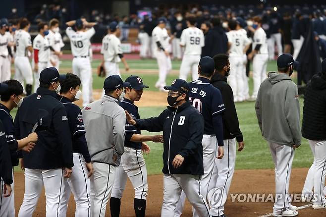 지난해 한국시리즈에서 패한 뒤 선수단을 다독이는 김태형 감독 [연합뉴스 자료사진]