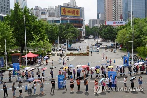 지난 5월 30일 중국 광저우의 백신 접종 장소 밖에서 사람들이 줄을 서고 있다. [로이터=연합뉴스 자료사진]