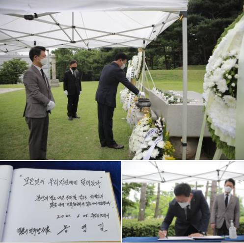 백범 김구 선생 묘역을 참배한 송영길 대표 송 대표 페이스북 캡처