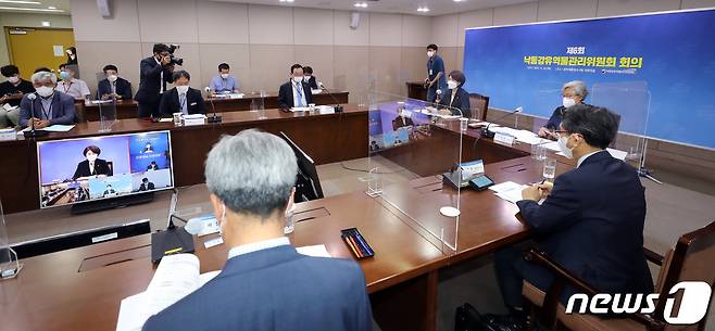 한정애 환경부 장관이 24일 정부세종청사 환경부에서 열린 제6회 낙동강유역물관리위원회 회의에서 인사말을 하고 있다. 2021.6.24/뉴스1 © News1 장수영 기자