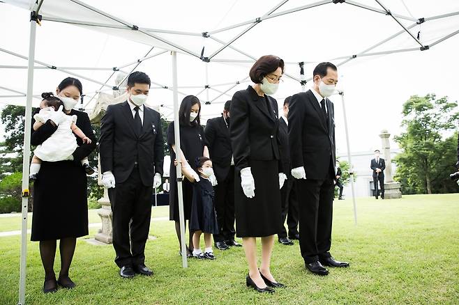 김호연 빙그레 회장(오른쪽)과 가족들이 백범 김구 선생 72주기 묘소 참배 행사에 참석했다.(빙그레 제공) © 뉴스1