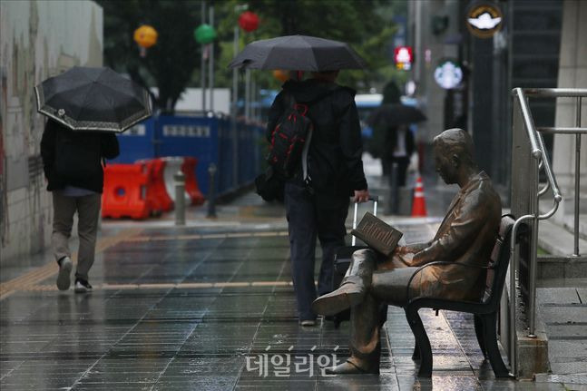 월요일인 28일은 전국이 대체로 구름 많은 가운데 내륙 곳곳으로 소나기가 내리겠다.ⓒ데일리안 홍금표 기자