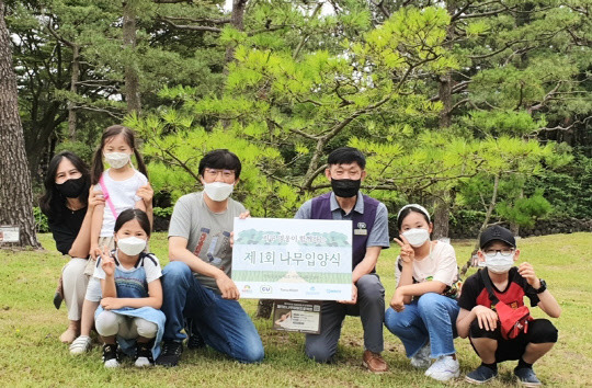 CU가 제주도에서 반려나무 입양 프로젝트 행사를 진행했다. <BGF리테일 제공>