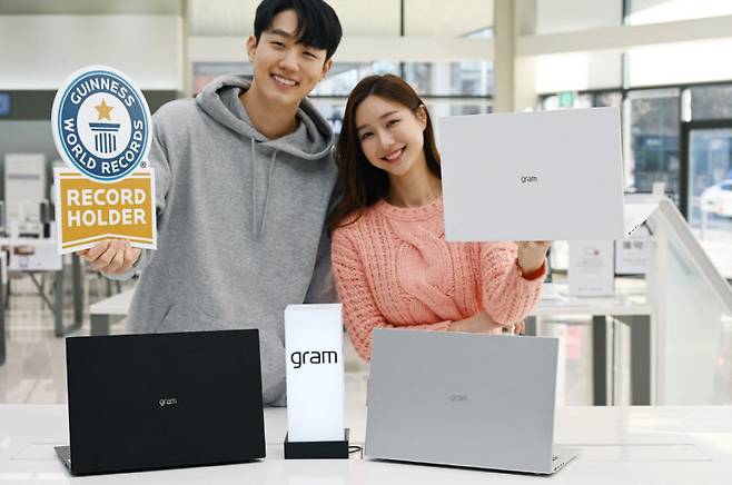 LG전자 모델이 2021년형 LG 그램 제품을 소개하고 있다.