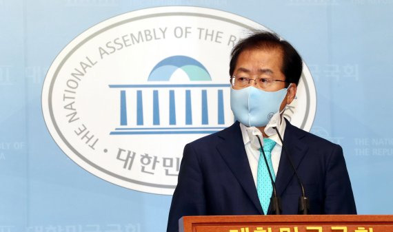 [서울=뉴시스]추상철 기자 = 1년 3개월만에 국민의힘 복당의 결정된 홍준표 의원이 24일 서울 여의도 국회 소통관에서 기자회견을 하고 있다. (공동취재사진) 2021.06.24. photo@newsis.com /사진=뉴시스