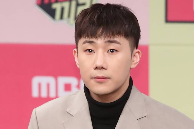 성규가 <엠비시>(MBC) 예능프로그램 ‘끼리끼리’ 제작발표회에서 취재진의 질문을 듣고 있는 모습. 연합뉴스