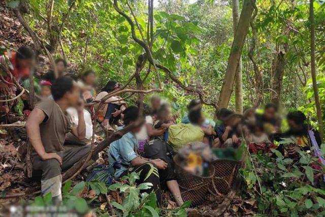 군인들을 피해 밀림에 숨어 있는 미얀마 민닷 주민들. 미얀마나우 캡처