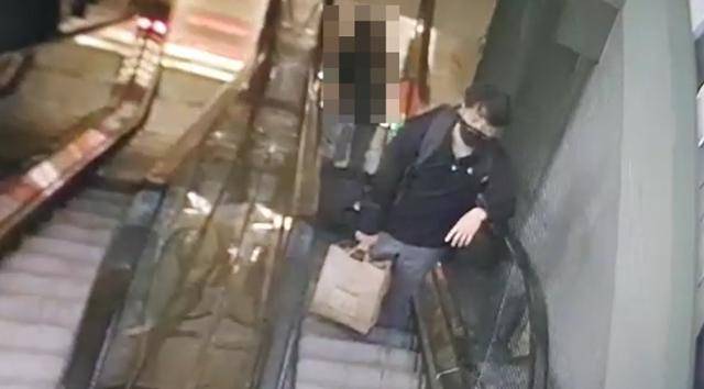 22일 하교 후 엿새째인 27일까지 행적이 묘연한 분당 서현고 3학년 김휘성군이 실종 당일 오후 5시 22분께 서현역 영풍문고에서 문제집을 구매한 후 에스컬레이터를 타고 올라오는 모습. 폐쇄회로(CC)TV 영상 화면 캡처. 경기 분당경찰서 제공·연합뉴스