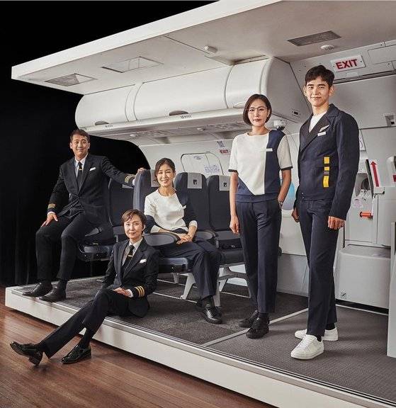 지난해 국내 항공사로는 최초로 젠더리스 유니폼을 선보여 큰 호응을 얻은 에어로케이. 사진 에어로케이