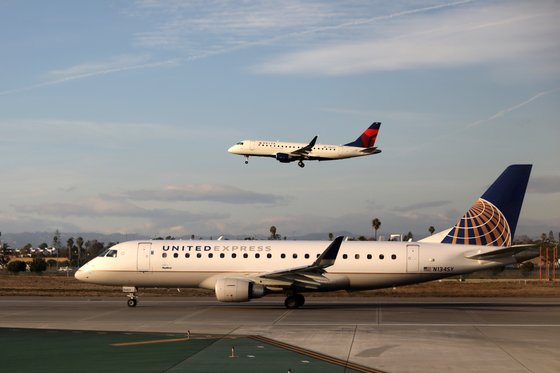 유나이티드 익스프레스 엠브레어 ERJ-175LR 여객기가 지난 2018년 1월 미국 캘리포니아주 로스앤젤레스 공항에서 이륙을 기다리고 있다. 사진은 기사 내용과 관련 없음. [로이터=연합뉴스]