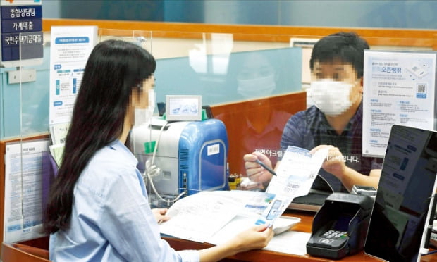 은행 마이너스통장 대출 상품에서 신용도가 낮은 사람이 이자를 더 적게 무는 ‘금리 역전’ 현상이 나타났다. 한 금융소비자가 은행 창구에서 대출 상담을 받고 있다.  /한경DB