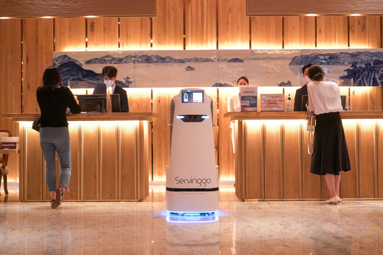 SK Telecom’s Servinggo robot at the Hotel Inter-Burgo in Daegu on Sunday. The mobile carrier said about 10 Servinggo robots will start operating at the hotel starting from August. The robot will serve food to customers and welcome customers in the hotel lobby. [YONHAP]
