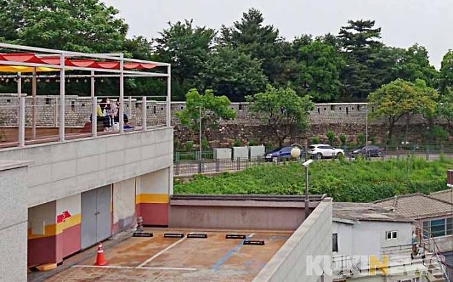 지난 5월 개관한 숲속도서관 '다산성곽도서관'에서 본 한양도성 성곽