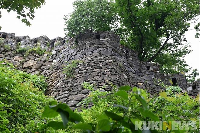 태조 당시 초축한 성곽이 잘 남아있는 남산 동편 성곽길