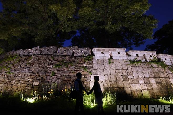 남산 정상 아래 성 밖 순성길/ 태조 당시 초축 형태와 숙종 시 개축한 네모 반듯한 성돌로 쌓은 성곽이 확연히 구분된다.