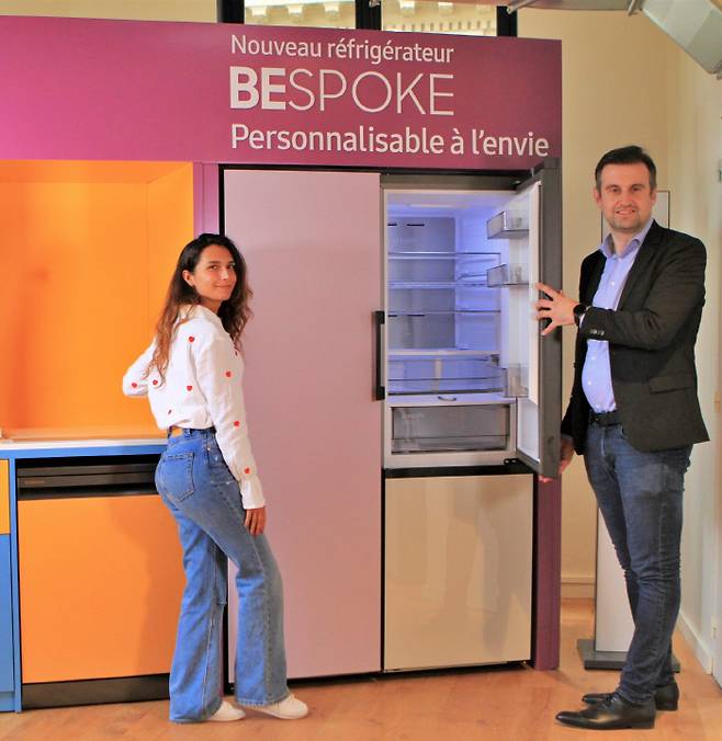 삼성전자 직원들이 프랑스 파리에 위치한 유명 백화점 '갤러리 라파예트(Galeries Lafayette)'에 전시된 '비스포크 홈(BESPOKE HOME)' 체험 공간을 소개하고 있다. <사진제공=삼성전자>