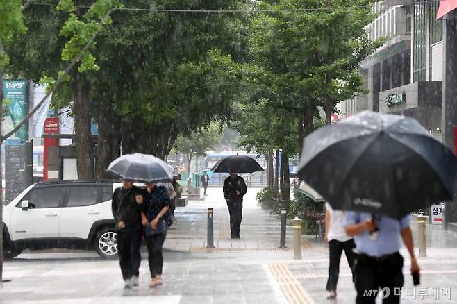 서울 광화문광장 인근에서 시민들이 발걸음을 재촉하고 있다./사진=이기범 기자 /사진=이기범 기자 leekb@