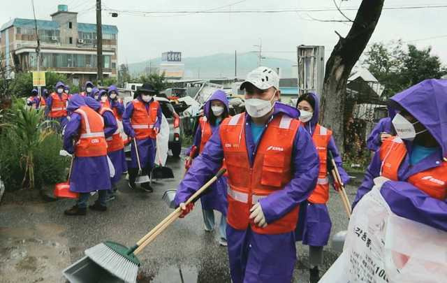 쿠팡 임직원 경기 이천시 마장면 지역 환경 정화 모습. 쿠팡 제공