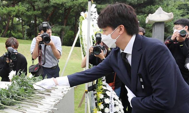 국민의힘 이준석 대표(오른쪽)가 김구 선생 서거 72주기를 맞아 지난 26일 서울 용산구 백범김구기념관에서 묘역에 참배하고 있다. 뉴스1
