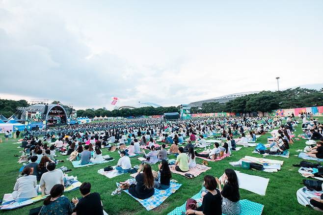 오랜만에 열린 대규모 야외 콘서트 ‘뷰티풀 민트 라이프’는 철저한 방역 수칙을 적용하면서 공연을 진행했다. 잔디광장 객석도 4인이하 돗자리 띄어앉기를 했고, 스탠딩 없이 지정 좌석으로 운영했다. 민트페이퍼 제공