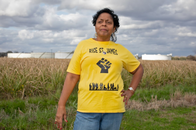 티셔츠에 적힌 ‘세인트 제임스, 일어나라’는 샤론 라바인이 조직한 단체의 이름이기도. /사진=골드먼 재단