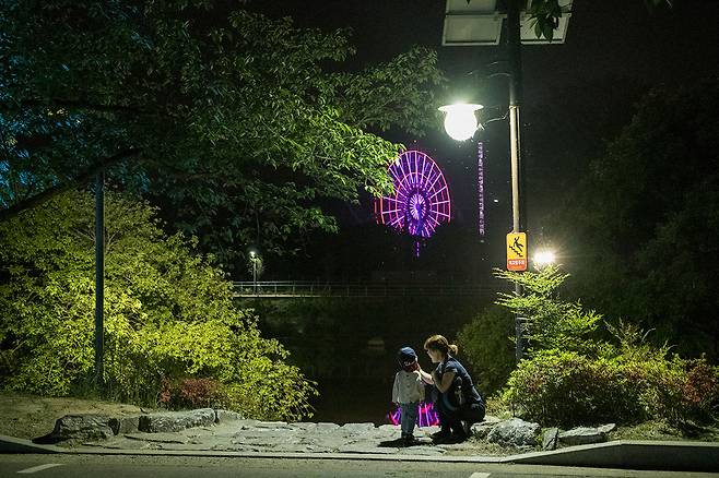 익숙한 것을 낯설게 보려는 노력은 사진가의 덕목 중 하나다. 늘 다니는 길을 걷다가도 새로운 ‘놀라움’을 발견해 사진에 담는다.