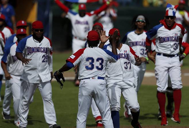 도미니카공화국 야구대표팀 선수들이 27일 멕시코 푸에블라에서 열린 도쿄올림픽 세계 최종예선 결승에서 베네수엘라를 8-5로 누른 후 올림픽 진출이 확정되자 함께 모여 기뻐하고 있다. 푸에블라|AP·연합뉴스