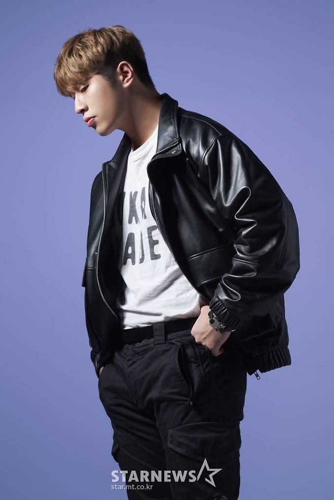 새 싱글 '허리춤'으로 컴백한 가수 오반이 25일 본지와 인터뷰에 앞서 포즈를 취하고 있다.  오반은 지난 21일 새 싱글 '허리춤'을 발매했다. '허리춤'은 오반이 지금 시대를 살며 여자친구와 겪는 감정들을 표현한 곡으로, 오반의 오랜 파트너인 프로듀서 VAN.C가 프로듀싱을 맡았다. / 사진제공 = 로맨틱팩토리 /사진=김창현 기자 chmt@