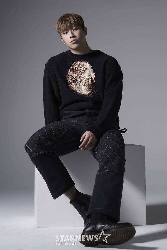 새 싱글 '허리춤'으로 컴백한 가수 오반이 25일 본지와 인터뷰에 앞서 포즈를 취하고 있다.  오반은 지난 21일 새 싱글 '허리춤'을 발매했다. '허리춤'은 오반이 지금 시대를 살며 여자친구와 겪는 감정들을 표현한 곡으로, 오반의 오랜 파트너인 프로듀서 VAN.C가 프로듀싱을 맡았다. / 사진제공 = 로맨틱팩토리 /사진=김창현 기자 chmt@