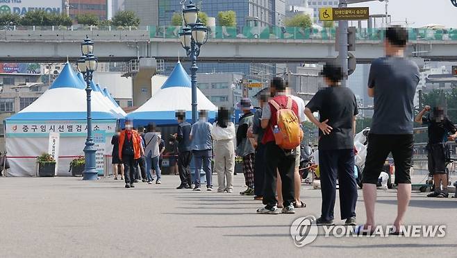 코로나19 검사 기다리는 시민들 [연합뉴스 자료 사진]