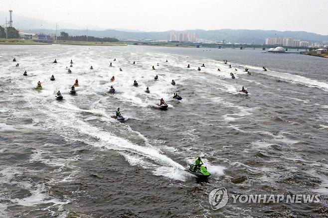 수상오토바이 단체로 출발 (포항=연합뉴스) 손대성 기자 = 27일 경북 포항시 남구 해도동 형산강에서 전국 수상오토바이 동호인 약 200명이 130여 대에 나눠 타고 포항 일대 해변을 둘러보기 위한 '2021 포항 영일만 연합투어'를 시작하고 있다.
    이들은 수상오토바이로 영일대해수욕장을 비롯해 영일만신항, 호미곶 등 포항 명소를 둘러봤다. 2021.6.27 sds123@yna.co.kr