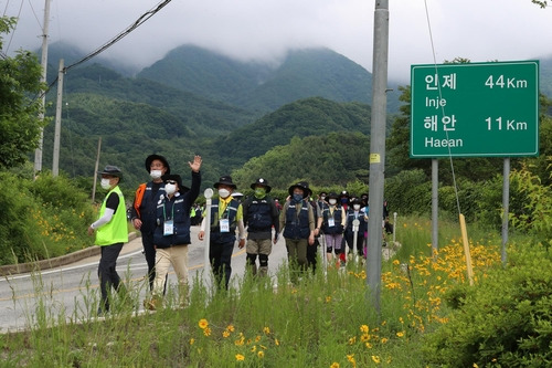 접경지역 걷는 통일부 'DMZ 평화의길 통일걷기' (서울=연합뉴스) 통일부가 접경지역을 걸으며 분단의 역사를 체험하자는 취지로 마련한 'DMZ(비무장지대) 평화의길 통일걷기' 첫 회 행사가 27일 막을 내렸다. 2021.06.27 [통일부 제공. 재판매 및 DB 금지]