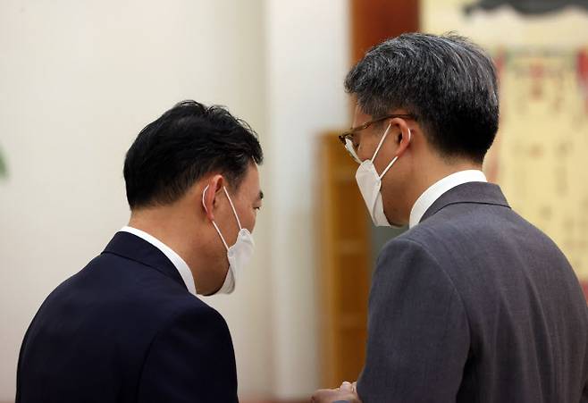 김기표 반부패비서관(왼쪽)과 김오수 검찰총장(오른쪽).(사진=연합뉴스)