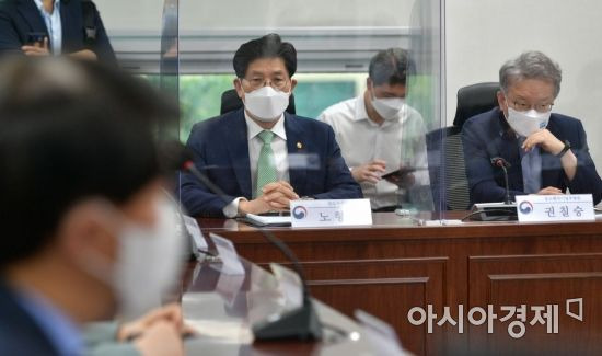 노형욱 국토부 장관 등 국무위원들이 25일 국회에서 열린 '2021 하반기 경제정책방향 당정협의'에 참석, 심각한 표정으로 윤호중 더불어민주당 원내대표 발언을 듣고 있다./윤동주 기자 doso7@