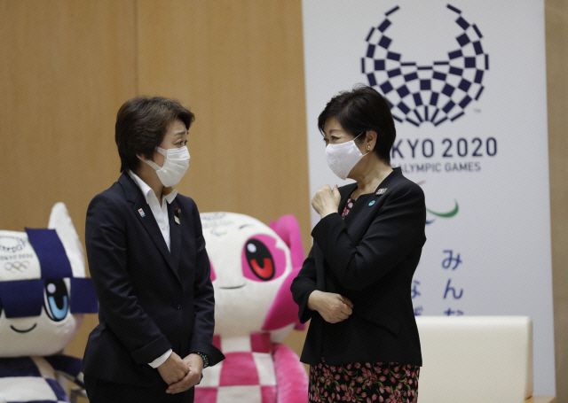 하시모토 세이코 일본 올림픽상(왼쪽)과 이야기를 나누고 있는 고이케 유리코 도쿄도지사./AP연합뉴스