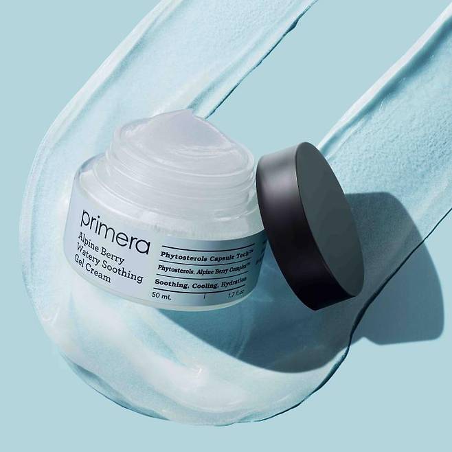 프리메라 알파인 베리 워터리 수딩 젤 크림 - 피부 온도를 일시적으로 7.8°C 낮춰주며 피토스테롤 캡슐이 즉각 진정 효과를 주고 피부 겉 수분량을 137.4% 증가시킨다. 콘민트 잎 추출물의 피지 관리 효과도 있는 무향 젤 크림. 50mL 3만9천원.