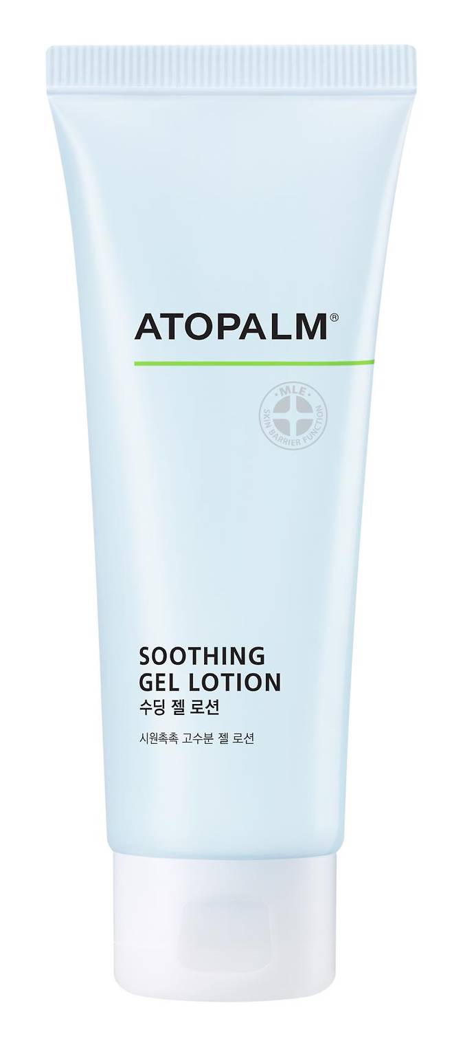 아토팜 수딩 젤 로션- 정제수 대신 75% 이상 청정 대나무수를 사용했고 특허 진정 성분 디펜사마이드®와 병풀추출물, 위치하젤잎수, 연꽃수 등 진정 성분을 다양하게 함유했다. MLE® 제형과 히알루론산이 강력 보습한다.